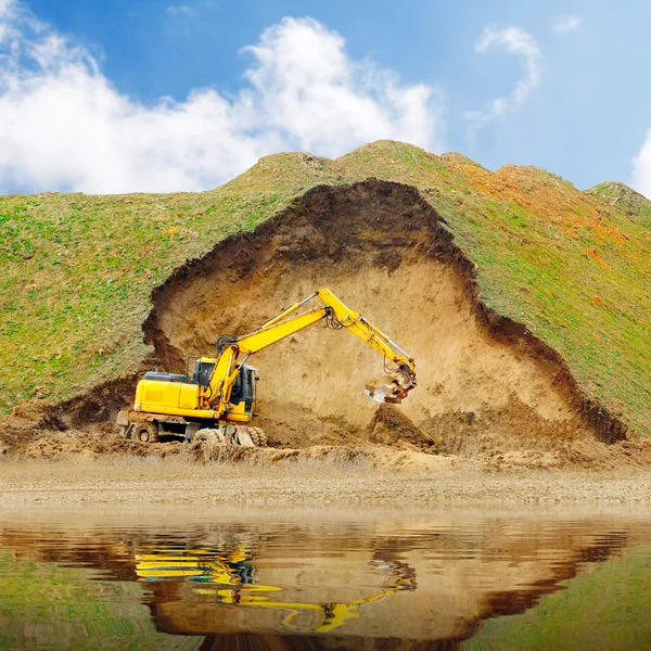 Una excavadora en una vieja mina. Paisaje dañado antes del recultivo . — Foto de Stock