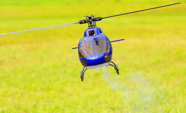 Létající vrtulník (Rádiem řízené zmenšený model 1:24 měřítko) — Stock fotografie