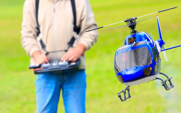 Ferngesteuerter Hubschrauber (Maßstab 1: 24) mit Fernbedienung. Teleobjektiv-Aufnahme mit seichtem Dof. — Stockfoto