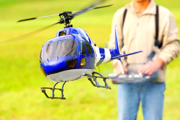 Пилотирование радиоуправляемого вертолета (масштаб-модель 1: 24) с дистанционным управлением. Телеобъектив с низким DOF . — стоковое фото