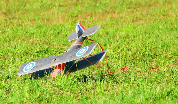 Funkfernsteuerungsflugzeug abgestürzt — Stockfoto