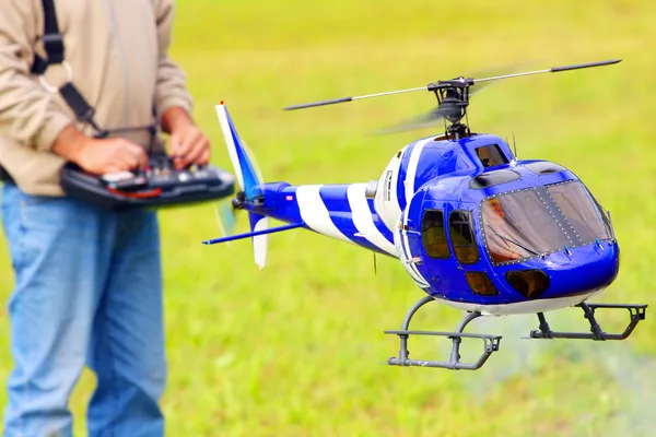 Radiostyrt helikopter (skala 1: 24) med fjernstyring. Teleobjektivt skudd med grunn DOF . – stockfoto