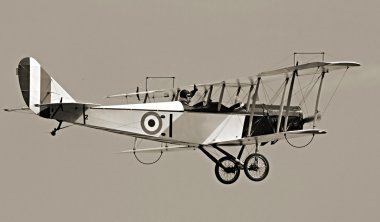 gökyüzü üzerinde çift kanatlı