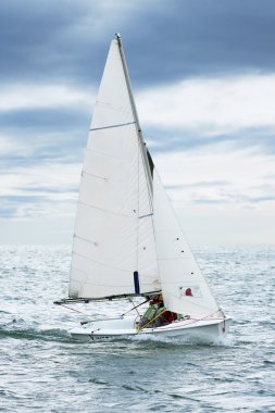 yelkende dağ gölü.