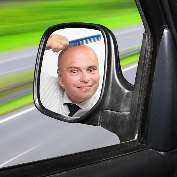 Unachtsamer Autofahrer kämmt haarlosen Kopf — Stockfoto