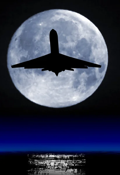 月と旅客機のシルエット. — ストック写真