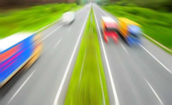 Beweging wazig vrachtwagens op de snelweg. transport industrie concept. — Stockfoto