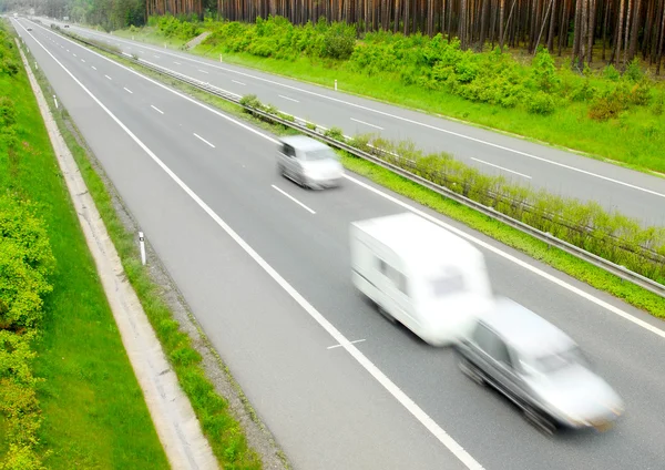 Caminhões desfocados na auto-estrada. Conceito de indústria de transporte . — Fotografia de Stock