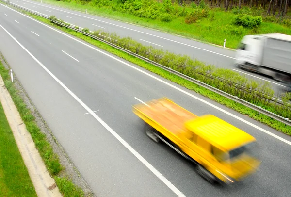 Beweging wazig vrachtwagens op de snelweg. transport industrie concept. — Stockfoto