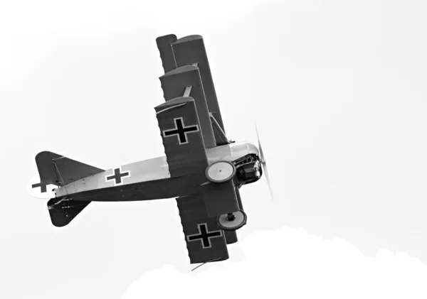 空に歴史的な三葉機 — ストック写真