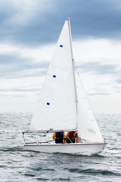 The sail boat on the mountain lake. — Stock Photo, Image