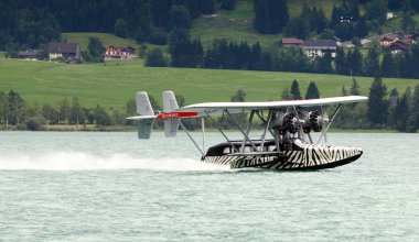 sikorsky s-38 Amerikalı çift motorlu 8 koltuklu amfibik uçak yapıldı.