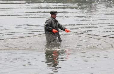 Tanımlanamayan balıkçılar gölet blatna hasat tadını çıkarın.