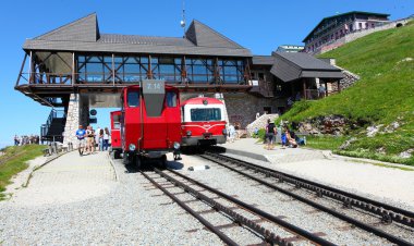 kimliği belirsiz kişi vintage dişli tren tadını çıkarın.