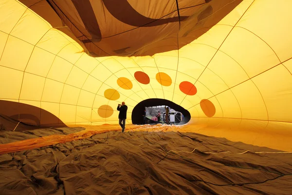 Unbekannte Crew bereitet Heißluftballon auf Flug vor — Stockfoto