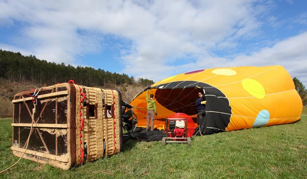 Oidentifierade besättningen förbereda varm luft ballong flyga — Stockfoto