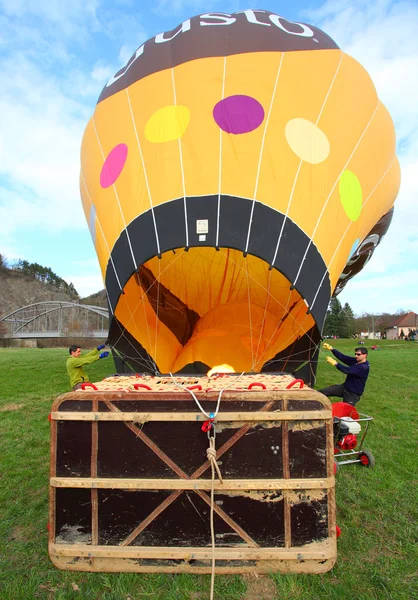 Unbekannte Crew bereitet Heißluftballon auf Flug vor — Stockfoto