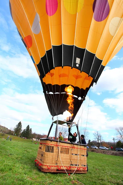 Unidentified crew preparing hot air baloon to fly — Stock Photo, Image