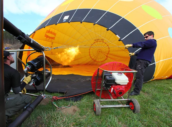 Tripulação não identificada preparando balão de ar quente para voar — Fotografia de Stock