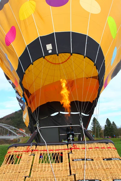 Tripulação não identificada preparando balão de ar quente para voar — Fotografia de Stock