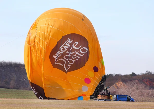 Unidentified crew preparing hot air baloon to fly — Stock Photo, Image