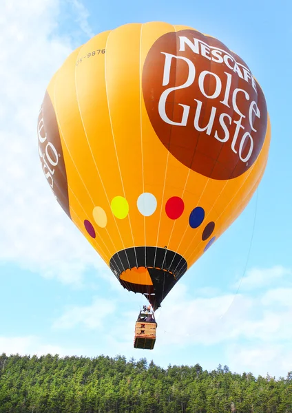 Oidentifierade besättningen förbereda varm luft ballong flyga — Stockfoto