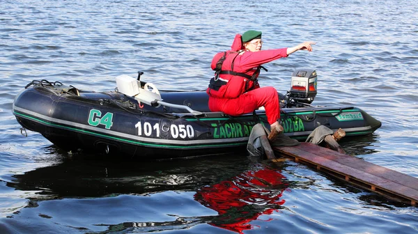 Personas no identificadas en un bote de rescate —  Fotos de Stock