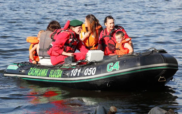 Personnes non identifiées sur un bateau de sauvetage — Photo