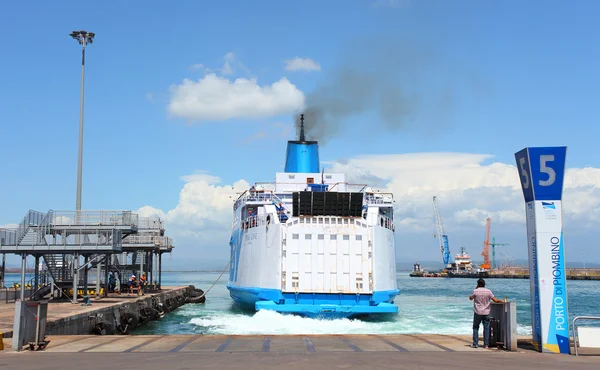 Équipage non identifié préparant le grand ferry — Photo