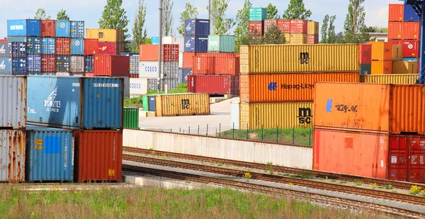 Terminal de contenedores grandes en un ferrocarril — Foto de Stock