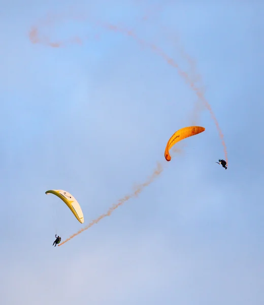 Paraglider aerobatic team flying — Stock Photo, Image