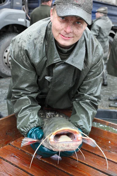 Unbekannter Fischer genießt Ernte des Teiches Blatna — Stockfoto
