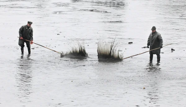 Tanımlanamayan balıkçılar gölet blatna hasat tadını çıkarın. — Stok fotoğraf