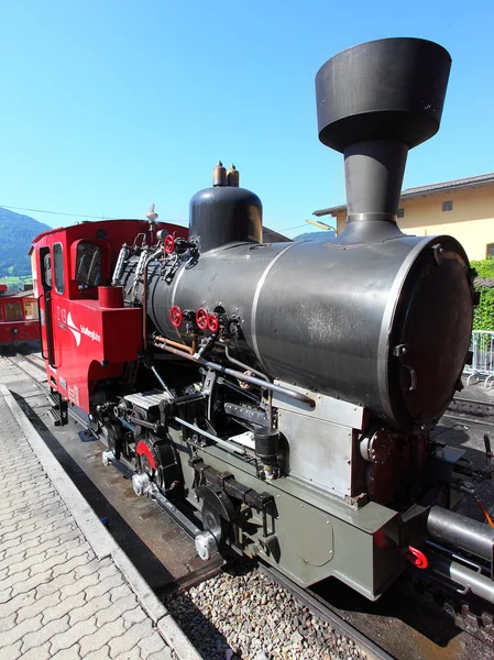 A locomotiva a vapor de uma ferrovia vintage em Schafberg Peak — Fotografia de Stock