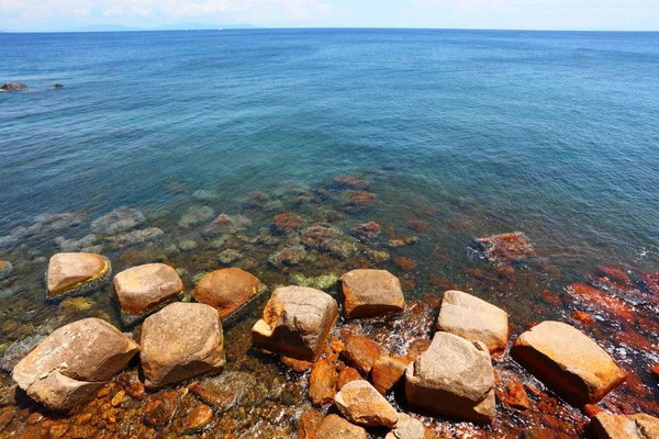 Minerale di ferro sulla costa dell'Isola d'Elba . — Foto Stock