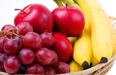 hasır sepet üzerinde olgunlaşmış taze meyve.