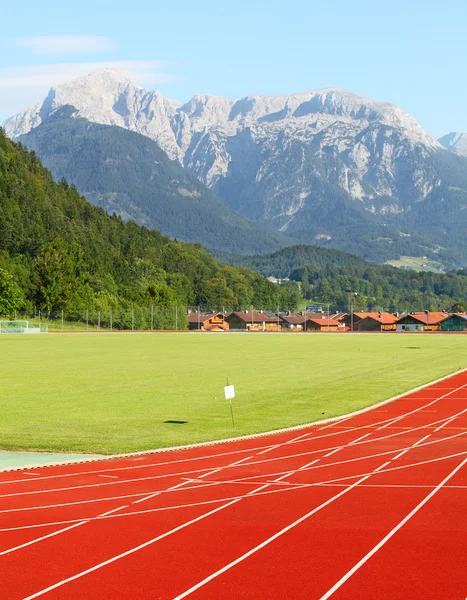 Laufstrecke unter den Berchtesgadener Alpen. — Stockfoto