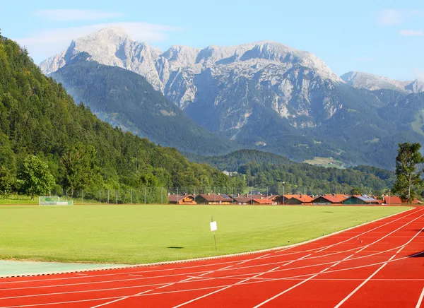 Laufstrecke unter den Berchtesgadener Alpen. — Stockfoto