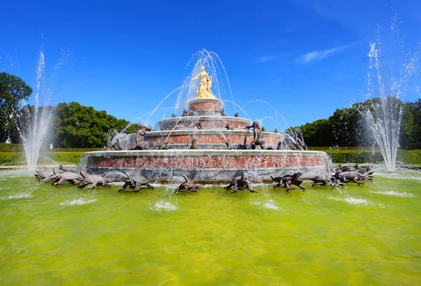 Hermosa fuente contra el Palacio Herrenchiemsee — Foto de Stock