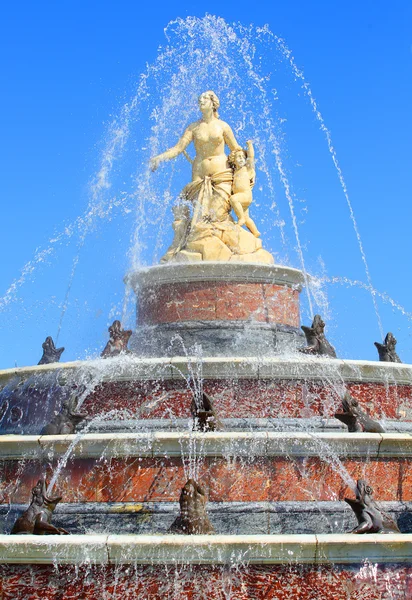 Beautiful fountain against The Herrenchiemsee Palace — Stock Photo, Image