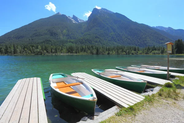 Човни на альпійському озері — стокове фото