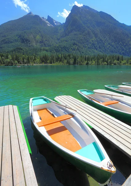 Barcos no lago alpino — Fotografia de Stock