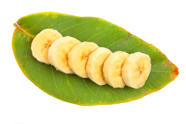 Baru saja diiris pisang di daun — Stok Foto
