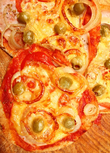 Pizza saborosa de perto . — Fotografia de Stock