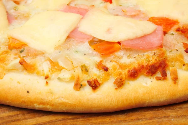 हॅम आणि चीजसह एक चवदार पिझ्झा बंद करा . — स्टॉक फोटो, इमेज