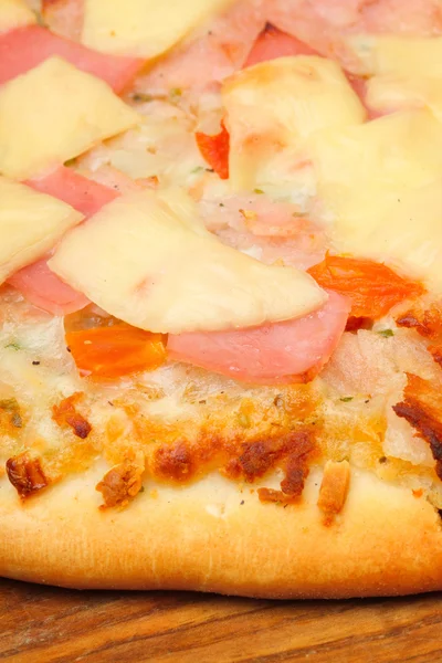 Close up of a tasty pizza with ham and cheese. — Stock Photo, Image