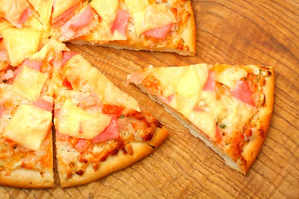 Primer plano de una sabrosa pizza con jamón y queso . —  Fotos de Stock