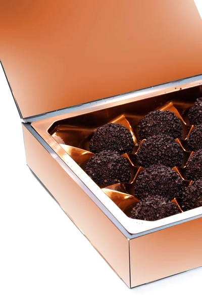 Chocolade snoepjes in een vak papier. — Stockfoto