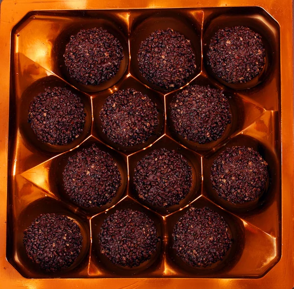 Doces de chocolate em uma caixa dourada . — Fotografia de Stock
