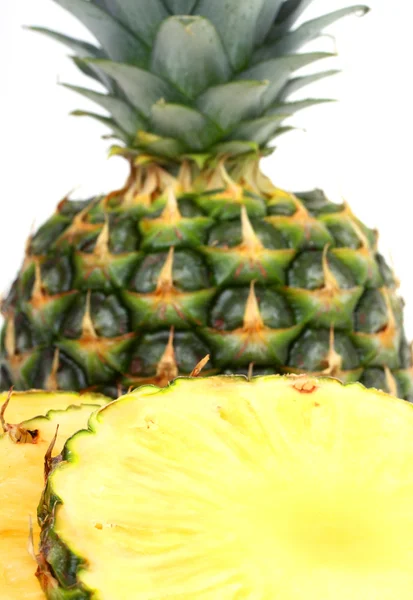 Нарезанный спелый ананас — стоковое фото